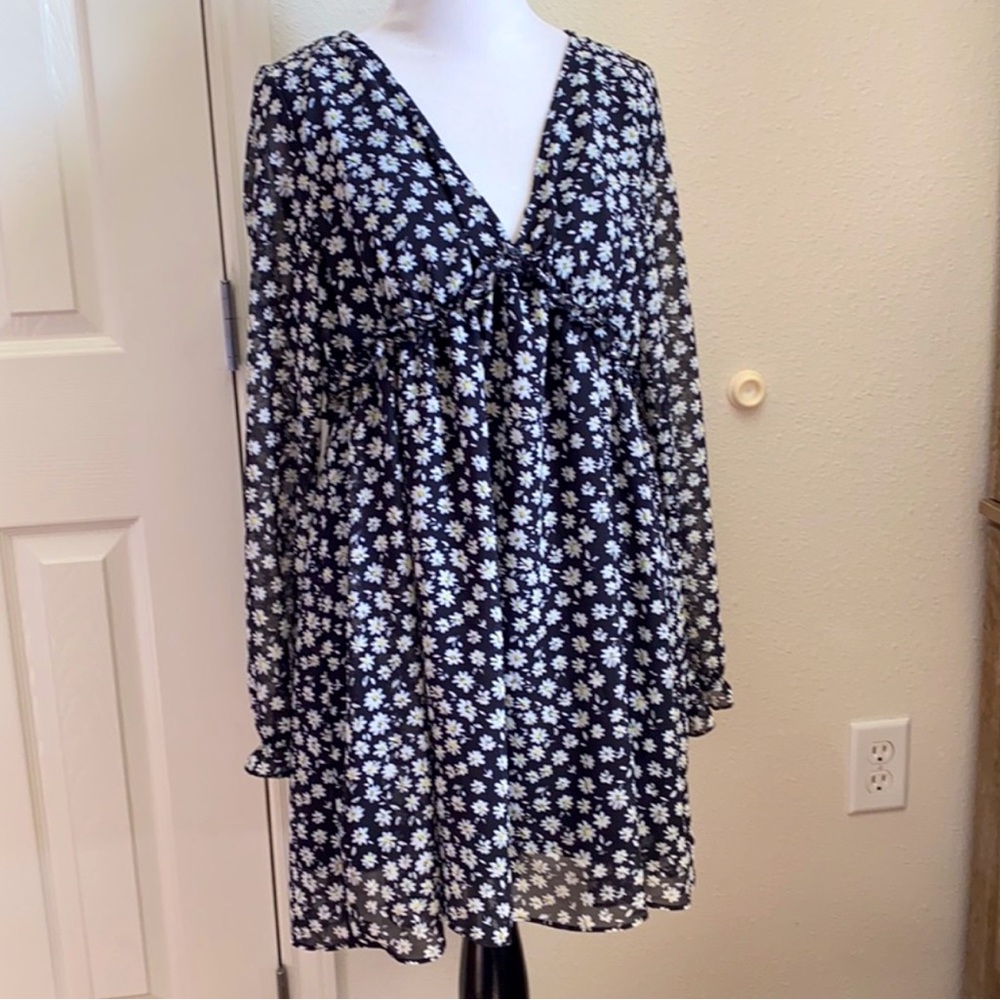 5/$25 H&M Boho Black Daisy | Long Sleeve Mini Dress